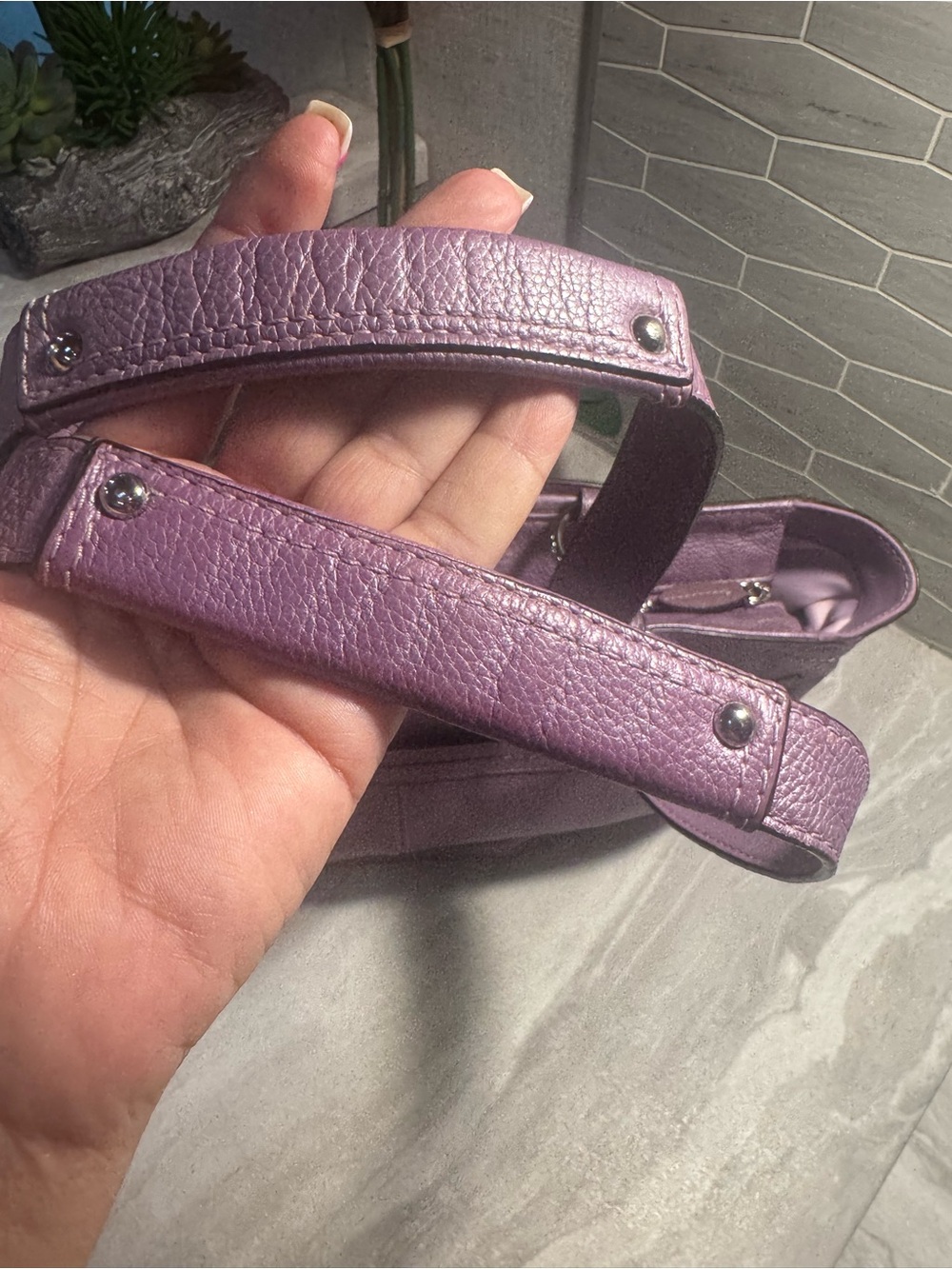 EUC Coach Pebbled Leather Large Shoulder Bag in Pretty Lilac w/ Zippered Closure - Picture 6 of 17